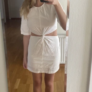 & other stories klänning - Säljer denna suuperfina klänning från & other stories. Köpt till studenten men valde en annan🫶