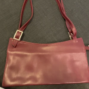 Handväska  - Vera Pelle vinröd handväska. Äkta läder. Väldigt bra skick. 6 olika fack, tre stora, två små och en med dragkedja.