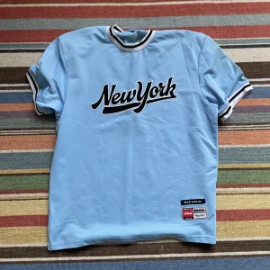 Newyork baseball Tee - En vintage Newyork baseball Tee från millenieskiftet! Väl använd! Ett riktigt samlar plagg! Svårt att hitta riktiga exemplar i Sverige! Verkligen en sällsynt liten pryl! Prisprutbart