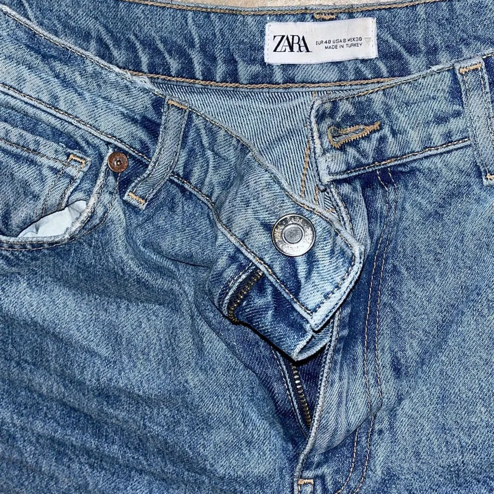 Säljer ett par Zara jeans i storlek 40! Fint skick och använda fåtal gånger! Skriv för fler bilder eller frågor, köpare står för frakt och tar inga skambud!. Jeans & Byxor.