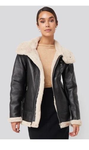 Jacka  - Mörk brun/svart fake läder jacka från NA-KD, knappt använd, nypris 649kr. 