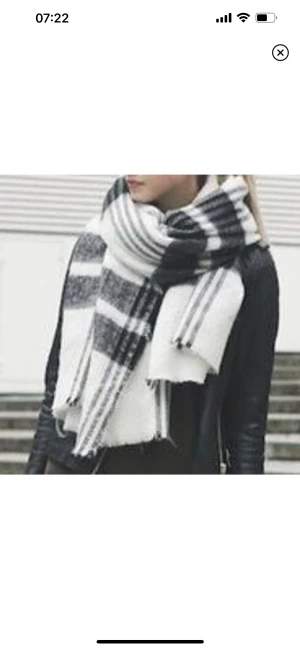 Halsduk - Bra skick. Använd gärna KÖP NU om du vill köpa.