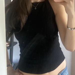 Ribbad topp med öppen rygg - Snygg topp med öppen rygg och knyten! 