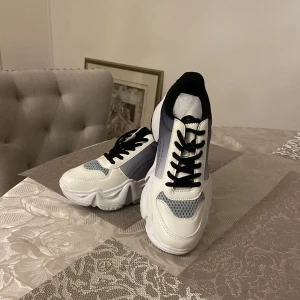 Skor  - Sneakers vitt blå 