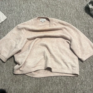 Stickad t shirt  - Säljer nu min stickade t shirt ifrån other stories, den är i storlek S jag själv brukar ha xs-S oxh den passar mig bra skriv privat för att få bild på hur den sitter på❤️den är köpt för 690kr och den är nästan ny