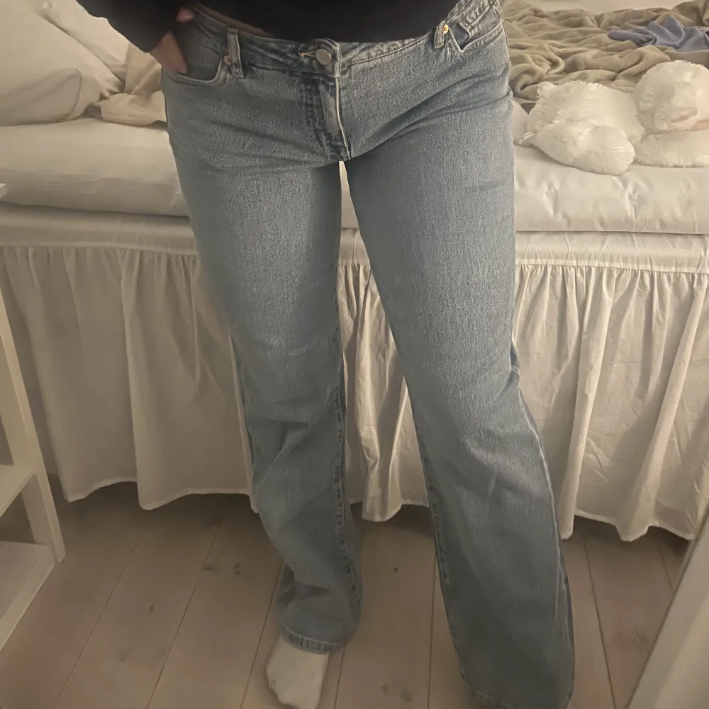 Ett par oanvända lowwaist jeans från Madlady. Ljusblåa och helt nya! Köparen står för frakt.. Jeans & Byxor.