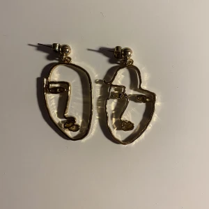 Örhängen till salu! - Säljer dessa örhängen från Monki! Fint skick. Frakt tillkommer :) 