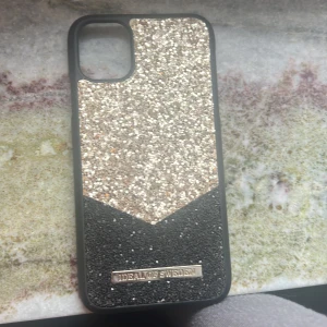 Skal iPhone 11  - Av ideal of Sweden, kollektionen hösten 2022 