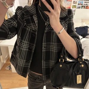 Svart rutig Trekvartsärmad kappa/ jacka - Assnygg kort kappa med Trekvartsärm! Perfekt till hösten/ vintern🫶🏼