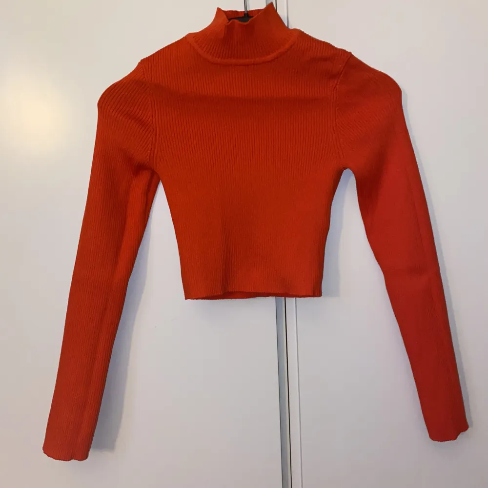 Ribbstickad tröja med halvpolo i orange färg från H&M. Aldrig använd och är i nyskick! . Tröjor & Koftor.