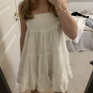 Zara klänning - Världens sötaste klänning från zara som inte säljs längre. Bara använd enstaka gång och i så fint skick! Inga defekter eller liknande.💕