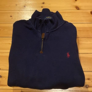 Polo Ralph lauren half zip - En mycket fin Ralph lauren half zip i ett mycket bra skick. Sitter som en L men på lappen står det XL