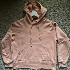 Jävligt snygg acne studios hoodie i ljus rosa. Storlek S. 