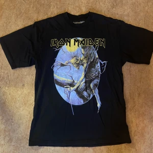 Iron Maiden T shirt  - Köpte denna Iron Maiden T shirt på carlings för någon månad sen men den är aldrig använd, så självklart är den i väldigt bra skick. Storlek XXS, men sitter ganska löst. 