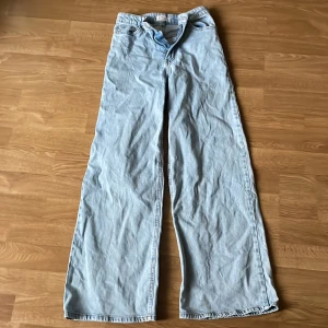 Lindex Viola stl 152 - Jeans från Lindes modell Viola fint mycket fint skick. Kan dras åt i midjan med resår.
