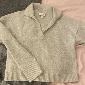 Stickad tröja  - Säljer denna stickade tröja från monki då den inte längre kommer till användning 🩷nypris 319kr