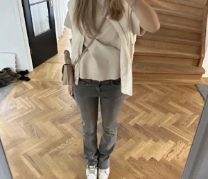 Grå Jeans - Ett par jättefina gråa lågmidjade jeans som jag köpt här på Plick men som var för stora så säljer vidare. Bra skick!! Använd INTE köp direkt!❤️