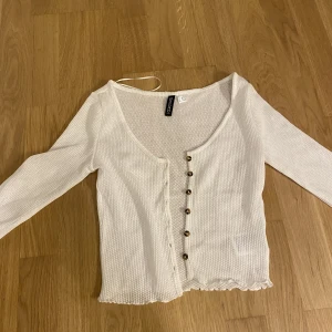 Kofta/blus - Superfin kofta/blus som alldrig är använd från HM i storlek xs