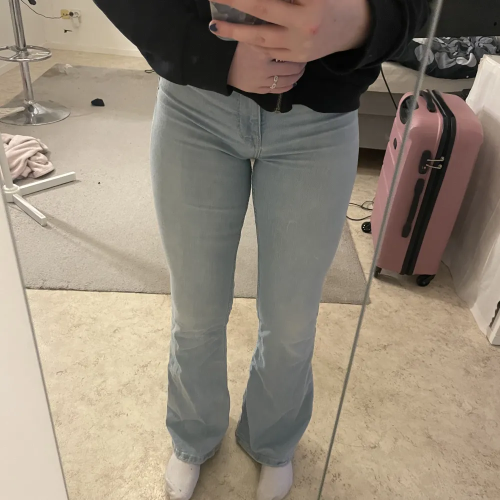 Dessa ljus blåa bootcut byxorna är från berskha och är i storleken 36, det är high Waist på dom men super fina. Kommer ej till användning. På mig som är 167 så är dom bra i längden. Jeans & Byxor.