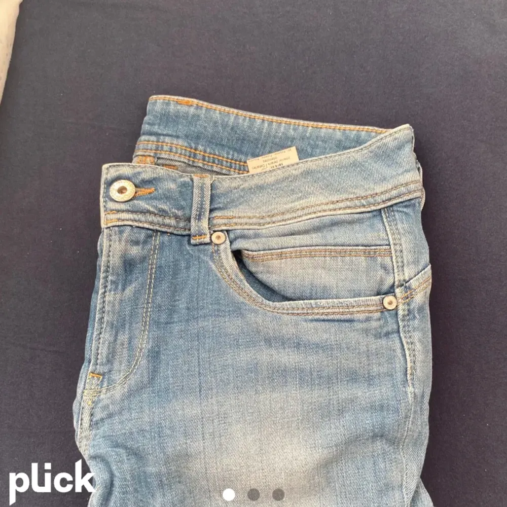 Säljer dessa pepe jeans som är stora på mig. Dom har inte hål någon stans eller trasiga. Vid intresse kan man kontakta innan man köper ❤️❤️ Kontakta för fler bilder! Storlek 30.. Jeans & Byxor.