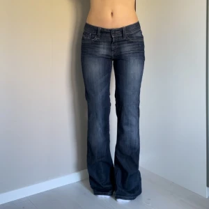 Low waist esprit jeans - Superfina Lågmidjade bootcut jeans från esprit! Midjemått är 74 och innerbenslängden är 78