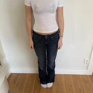 Hilfiger jeans - Jeans nr: 14 💓 Midjemått (rätt över): 40 cm Innerbenslängd: 79 cm Lårmått (rätt över): 23 cm  Modellen på bilden är 168 cm  Köp gärna via ”KÖP NU” 💘 Skriv om ni har några frågor eller funderingar//Perfectjeans🫶🏽