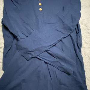 Söt mörkblå långärmad pyjamas tröja från H&M i barnstrl 170!  ❤️
