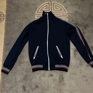 Tracksuit Tröja - Tracksuit/träningströja i fint skick. Är  lite liten på mig som vanligtvis har storlek M/L, passar storlek S eller mindre M