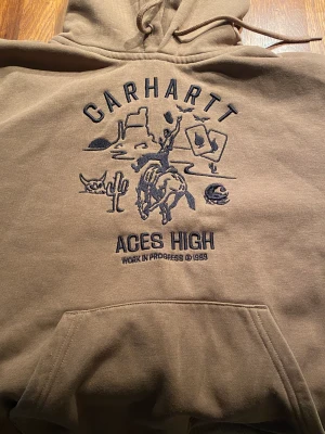 Carhartt Aces High Hoodie - Väldigt oanvänd hoodie från Carhartt, köpt i Milano på carhartt's egna butik.  Finns inte någonstans på svenska butiker längre så skille klassa den som limited edition.  Nypris är 1200 SEK  Skicket är som ny fast använd 5-7 gånger sen i April 2023