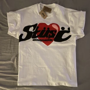 Stussy X Cpfm heart tee - Bra skick 