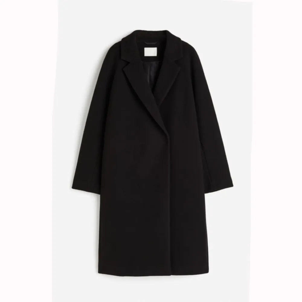 En svart dubbelknäppt kappa ifrån hm i ull. Väldigt varm och skön. Fint skick, köpt förra året. (Nypris hos hm 799kr). Jackor.