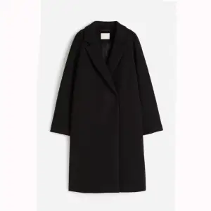 En svart dubbelknäppt kappa ifrån hm i ull. Väldigt varm och skön. Fint skick, köpt förra året. (Nypris hos hm 799kr)