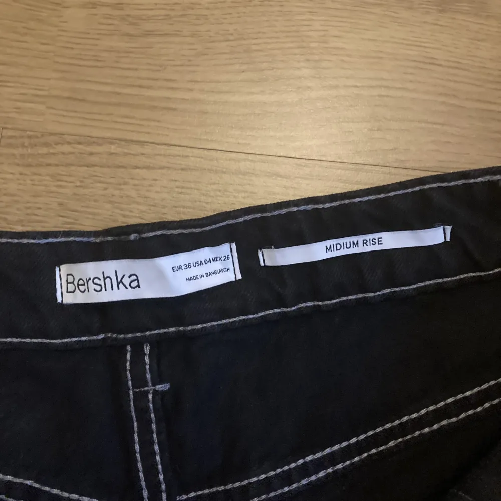 Säljer dessa helt oanvända jeansshortsen från Bershka! Supersnygga med fina sömmar som detalj 🫶🏻 . Shorts.