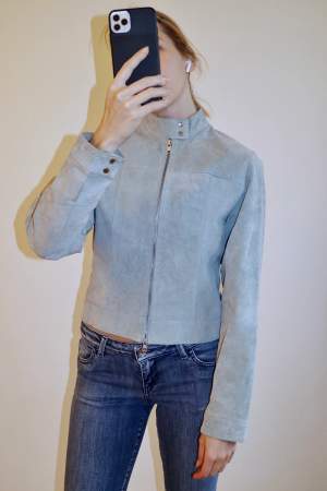 Good condition, has a missing button on the sleeve but otherwise no significant damage. The price is low because it needs cleaning (in my opinion). Genuine suede. Baby blue color. Size M, fits true. Write for more photos. 