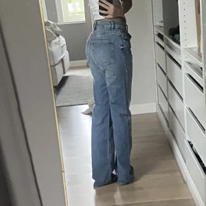 STRAIGHT VINTAGE JEANS STRADAVARIUS - När jag va i Spanien i sommar köpte jag dessa från Stradivarius. Jag ångra mig och kunde inte lämna tillbaka eftersom butiken inte finns i sverige. Dem är HELT nya har inte används en enda gång. Köptes för 399kr (25€) 💗💗