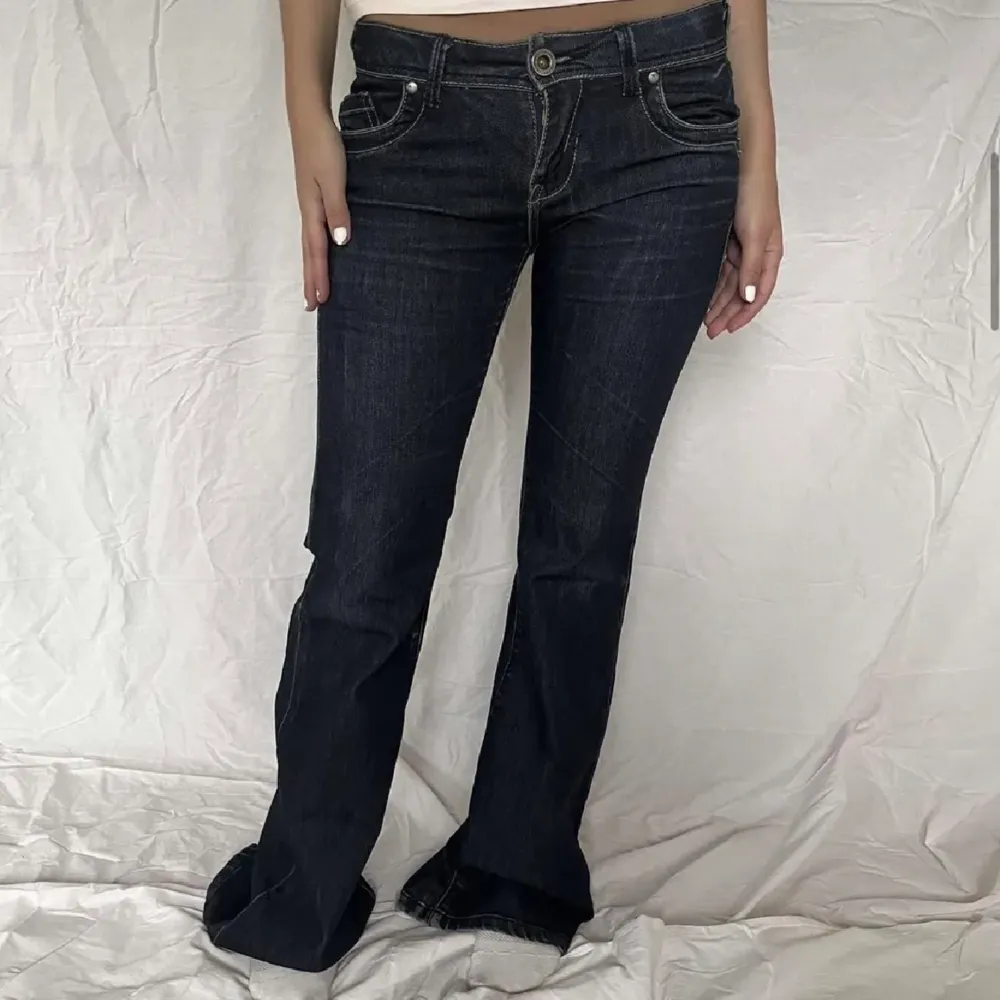 Low waist bootcut jeans. Secondhand 💗pris kan diskuteras vid snabb affär 💗. Jeans & Byxor.