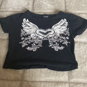 Svart magtröja med tryck - Tröjan är använd ganska många gånger. I bra skick och köpt från Shein. Vet inte materialet 