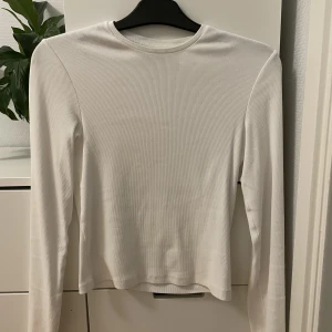 Bikbok tröja  - Säljer denna fina basic tröjan från bikbok då den inte kommer till användning. Endast använd ett fåtal gånger så i fint skick. Storlek M