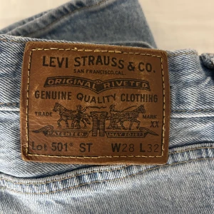 Jeans Levis  - Säljer dessa jeans som jag köpte secondhand då de inte passar mig och har därför aldrig använt jeansen. Säljer för 100kr+frakt. Betalning sker via swish och frakt betalar köpare! 