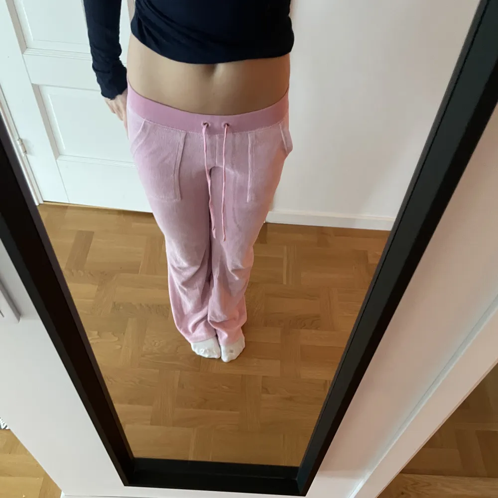 Säljer mina lågmidjade Juicy Couture mjukisbyxor i unik ljusrosa färg. Storlek xs men passar även s!  . Jeans & Byxor.