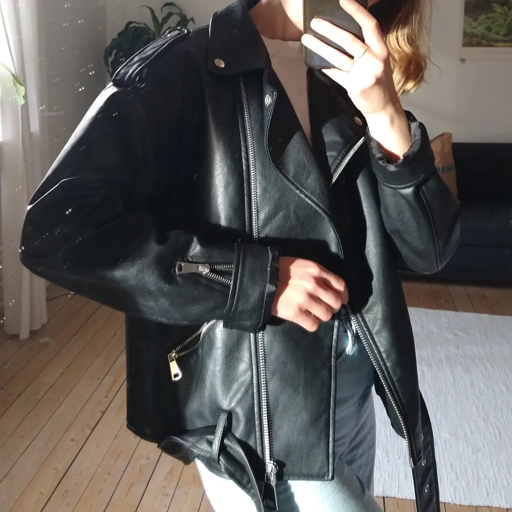 Snygg oversized skinnjacka från märket missguided. Storlek 36 🖤. Jackor.