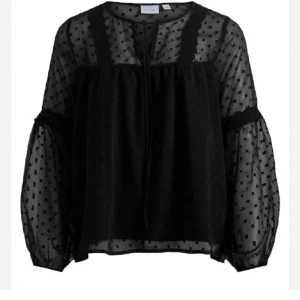 Svart blus - Köpte för ett halv år sen, använd några få gånger men inte skador osv. Ordpris:349kr Ny pris: 200