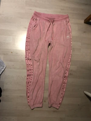 Adidas byxor - Rosa baggy adidas byxor