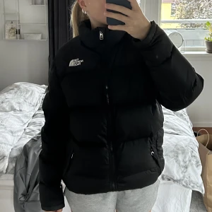 The North Face jacka - Jag säljer min skitsnygga The North Face jacka😍Den går att dra åt i midjan hur mycket eller lite man vill :) Tidigare köpt på Plick för 1100 kr men säljer den för att jag köpt en annan jacka. Den passar Xs/S. Så bra vinterjacka😊