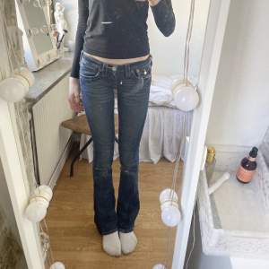 Hej! säljer dessa true religion jeans i modellen billy. De är utsydda men man märker knappt det. Kan skicka mer bilder pv. ❤️ OBS KÖP INTE DIREKT! 