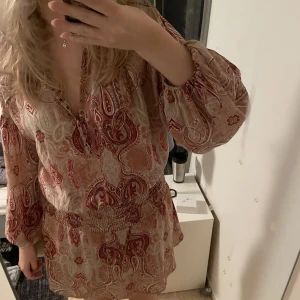 Mönstrad klänning  - Lägger ut igen så det blir fri frakt! Älskar denna klänningen men den är tyvärr för liten. Second hand men i väldigt bra skick. Skriv för fler bilder eller frågor! 