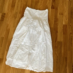 Vit maxi skirt - Super fin knappt använd maxi skirt i stl m från Gina Tricot <3
