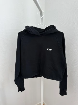 Luvtröja cropped  - Cropped luvtröja, tunnare material (bomull utan vaddering). Åtdragsbar längst ner som andra bilden visar💕perfekt till och från gymmet eller under träningen  