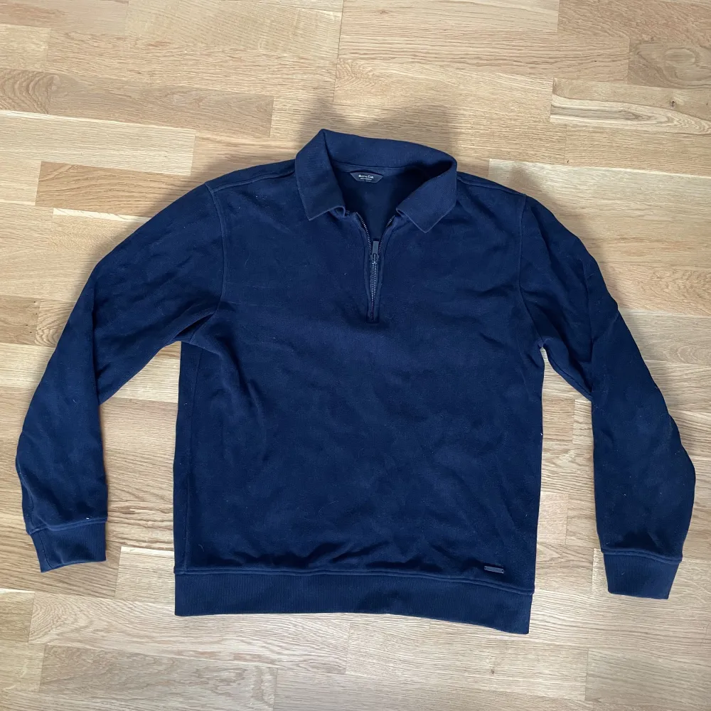 Riktig snygg half zip från massimo dutti perfekt nu till hösten, den är köpt i Göteborg och har använts Max 3 gånger! Skickas med Instabox📬. Tröjor & Koftor.