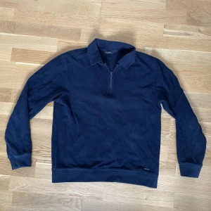 Massimo suttit half zip up - Riktig snygg half zip från massimo dutti perfekt nu till hösten, den är köpt i Göteborg och har använts Max 3 gånger! Skickas med Instabox📬